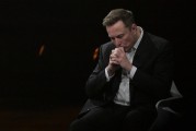 吉时查询特斯拉股价收涨超3%：特朗普无意沟通，马斯克父亲劝儿子低头