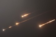 吉时查询伊朗以导弹齐射回应以色列的大规模袭击